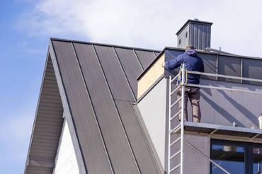Työntekijä kunnostaa kattoa